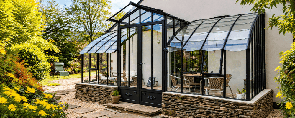 Serre Montesquieu LAMS aménagée en jardin d’hiver avec un espace repas